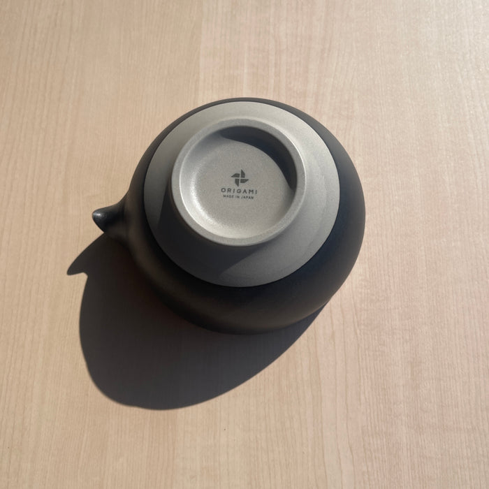 Origami Tea - Pour Sumi - Minoyaki Porcelain Matcha Bowl with Pouring Lip 抹茶碗ポア 炭ブラック back yunomi.life