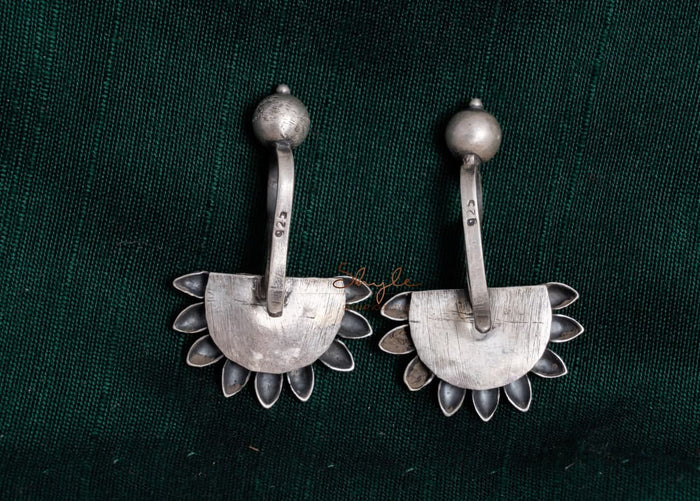 Adya Petal Coral clip on Bugadi