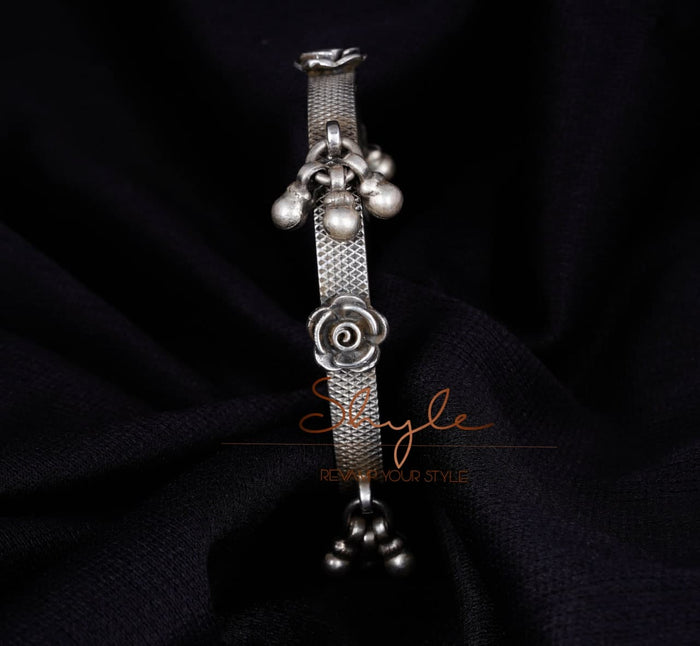 Anvaya Textured Flower Ghughri Bangle (1)