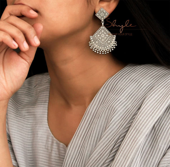 Mizoya Intricate Classic Earrings model