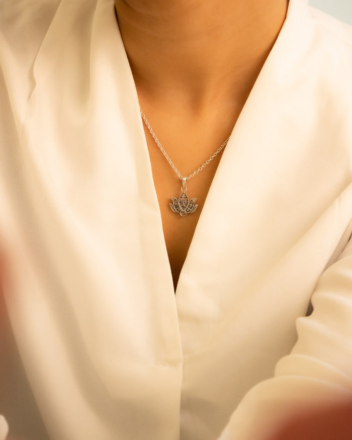 Moh Fine Lotus Intricate Pendant