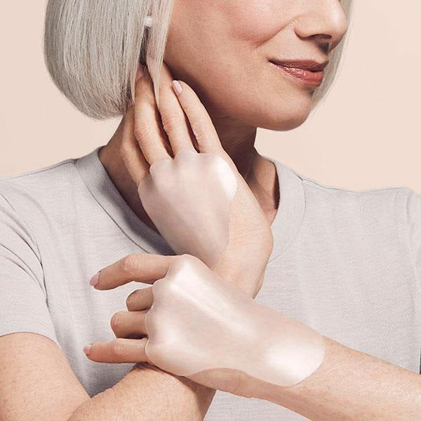 Pink "SIO HANDLIFT" packaging from SIO BEAUTY features a clear window showing anti-aging hand patches. Beside the pack, a white tray holds two translucent medical-grade silicone patches.